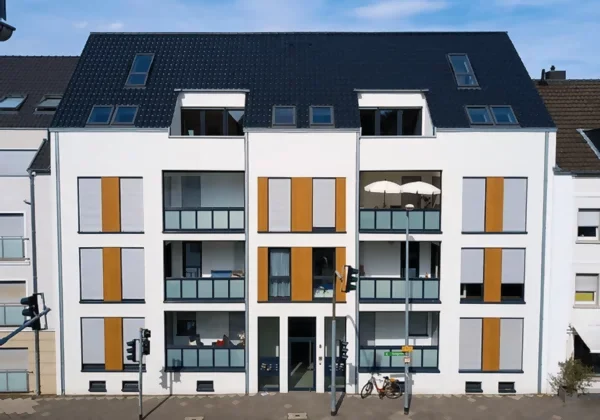 Eine Illustration eines weißen Mehrfamilienhauses mit drei Etagen, Balkonen und einem dunklen Spitzdach.